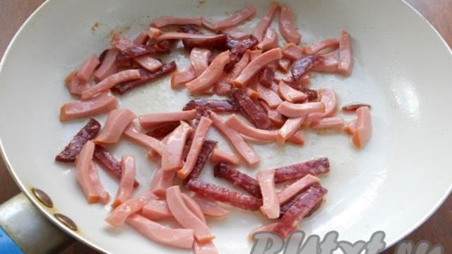 Макароны с колбасой и сыром