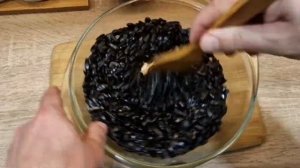 Как быстро пожарить семечки в микроволновке?
