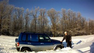 Mitsubishi Pajero Pinin прорубается по снежному полю