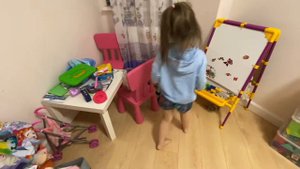 children putting their room in order(дети убираются в своей комнате)