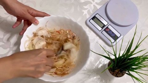 Слоеные лепешки с луком. Луковые слоеные лепешки. Самый лучший рецепт слоеных лепешек.