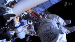 Российские космонавты Сергей Прокопьев и Дмитрий Петелин ведут работы в открытом космосе
