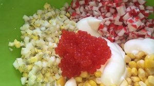 Салат с крабовыми палочками, креветками и имитированной икрой. Очень вкусно!