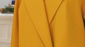 Желтое теплое двубортное пальто Plus size с асимметричным воротником. Показ модного пальто 2021 202