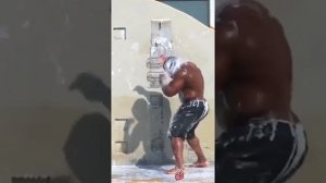 Качку льют на голову шампунь