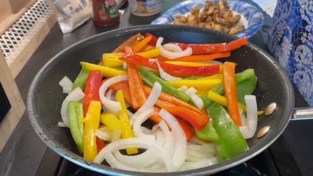 VAN LIFE: HOW TO MAKE EASY CHICKEN FAJITAS!! смотреть онлайн