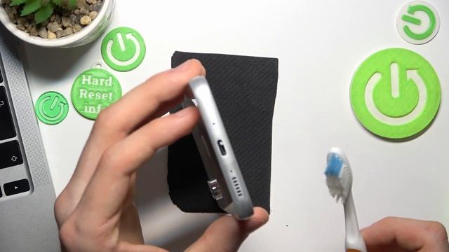 How to Clean the USB Port on Samsung Galaxy A54 Using a Toothbrush / Fix USB using household items смотреть онлайн