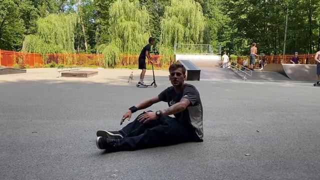 САМЫЙ МАЛЕНЬКИЙ СКЕЙТ! ПРЫГАЕМ НА СКЕЙТЕ В ВОДУ! смотреть онлайн