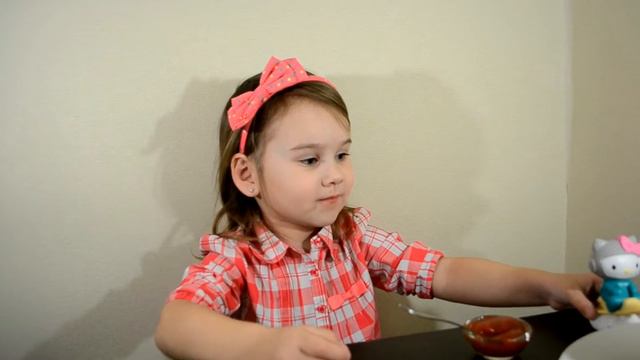 Милана готовит Гамбургер и Чизбургер для Hello Kitty !! Приятного аппетита! смотреть онлайн