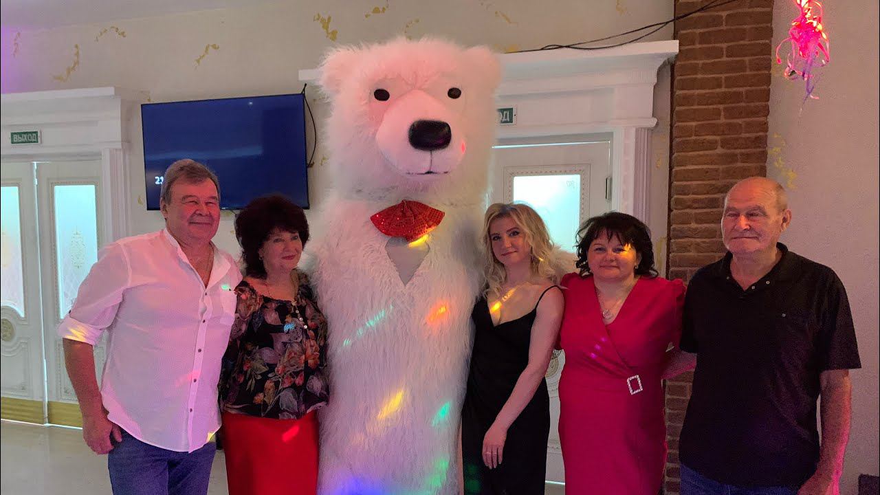 Необычный Сюрприз: Поздравление Девушки в Ресторане от Белого Медведя Аниматора! смотреть онлайн