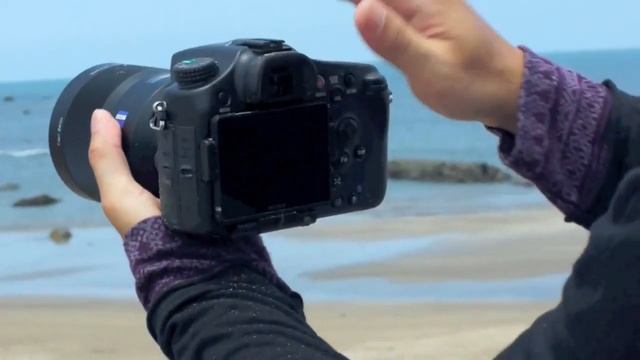 Sony A77 лежит в песке смотреть онлайн