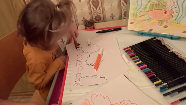 Рисуем волшебных рыбок, с помощью ладошки.