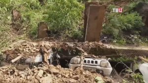 Во Владивостоке на припаркованные машины обрушилась стена / События на ТВЦ