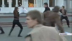 Массовое сражение на световых мечах прошло накануне на Театральной площади в Красноярске