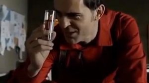 Тост человека, который смерти смотрит прямо в глаза. Берлин (бумажный дом)