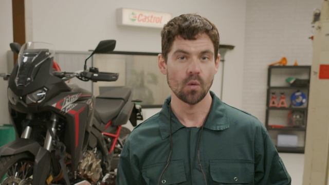 Which engine oil for Honda motorcycle | Changing motorcycle oil | Castrol U.K. смотреть онлайн