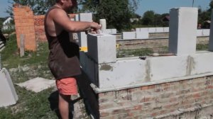 Кладка газобетона на клей Замес клея Работа с гидроуровнем