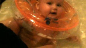 плавает ребенок в ванной круг на шее child swims in the bathtub circle on sheye