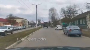 Дмитровска, Орловской области местные жители провожают колонну.