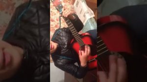 Круто играет и поет на Гитаре