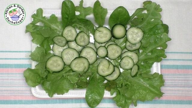 Средиземноморский салат с сыром фета и куриным филе без майонеза
