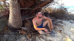 Выживание на необитаемом острове в Африке [1-Часть] Ловлю крабов,строю шалаш.