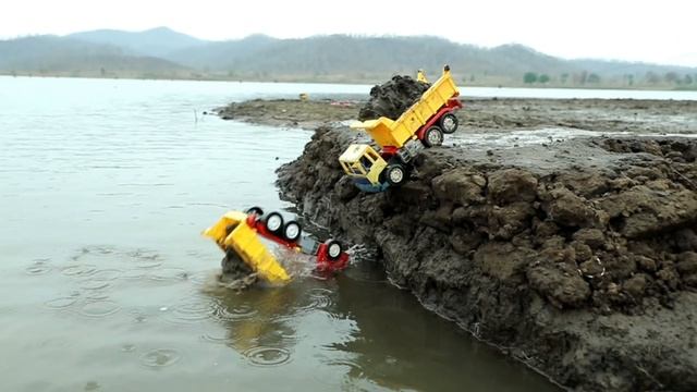 Желтый экскаватор вытаскивает из реки машинку смотреть онлайн