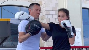 Алина Загитова вышла на боксёрский ринг против Олега Саитова