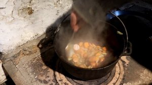 КУХНЯ ОТШЕЛЬНИКА!!!! ТУШЕНЫЕ ОВОЩИ В КАЗАНЕ.