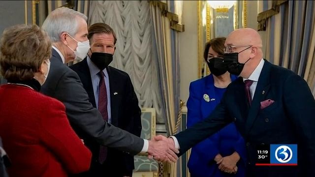 Video: Local Ukrainians react to border conflict смотреть онлайн