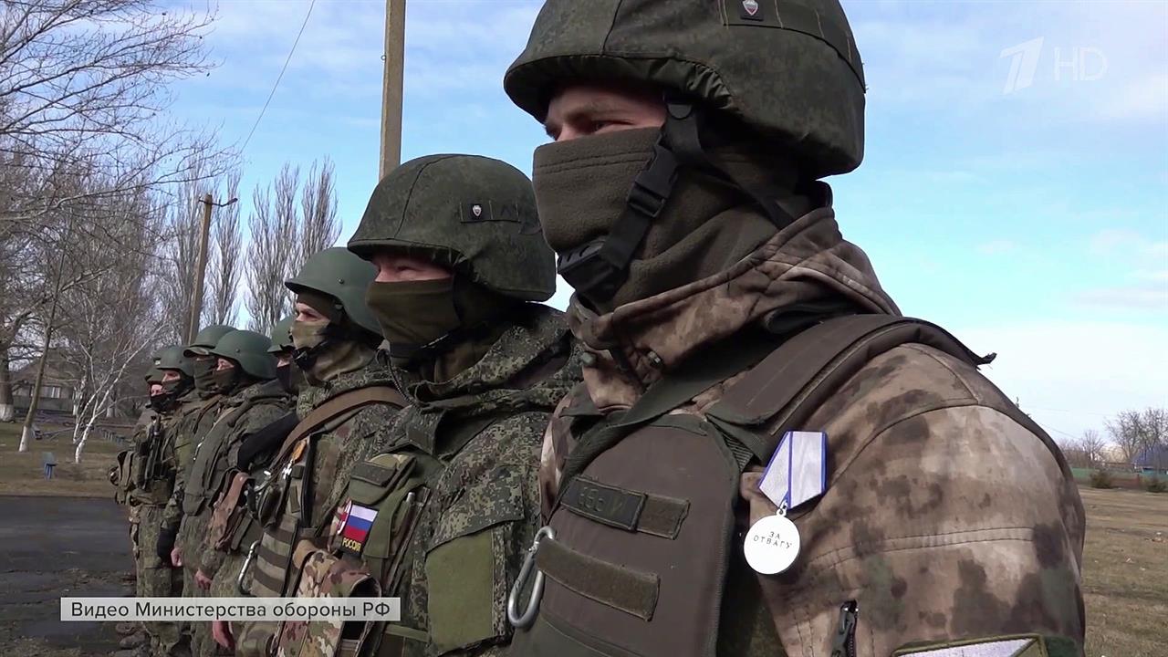 За героизм и самоотверженность, проявленные в ходе СВО, государственные награды получили бойцы ЮВО.
