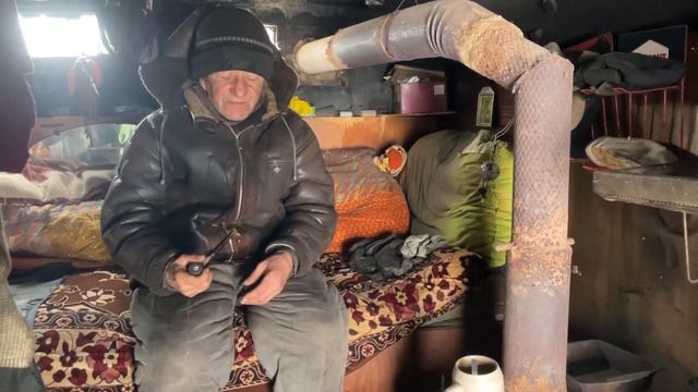 Мужчина живет уже 22 года в железном вагоне в чистом поле смотреть до конца