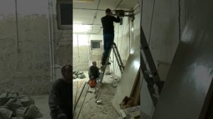Алмазное бурение отверстий в бетонной стене горизонтально.