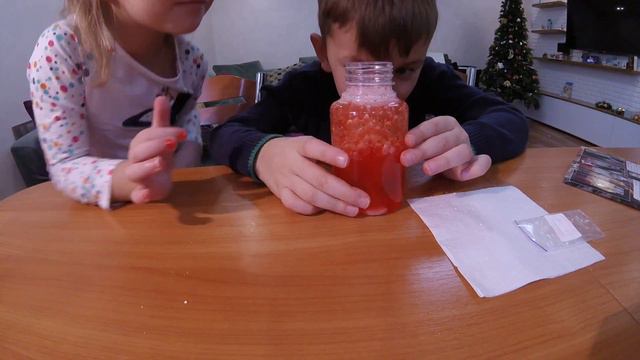 Макс и Мила делают опыт Бурлящая Лава и распаковывают киндеры! смотреть онлайн