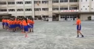 Как азиатские дети через скакалку прыгают