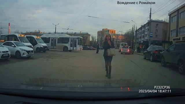 Пьяная женщина перегородила дорогу и лезет на учебный автомобиль