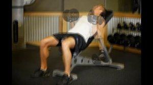 Попеременный подъем гантелей на бицепс на наклонной скамье