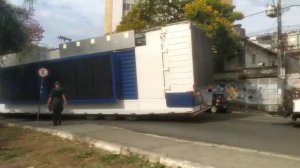 Trio elétrico fica preso na rua Sapucaí