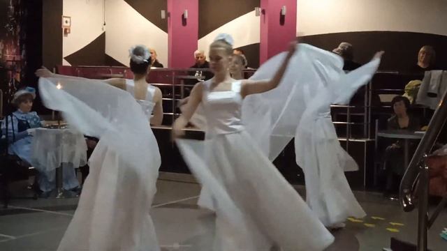 17.05.2022 Brest Belarus .. Вальс...Walks with Victoria ПОДПИСЫВАЙТЕСЬ НА МОЙ ЮТУБ КАНАЛ смотреть онлайн