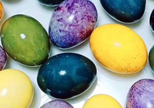 Как окрасить в мраморные и однотонные цвета Яйца на Пасху природными красителями в КАРКАДЕ и КУРКУМЕ