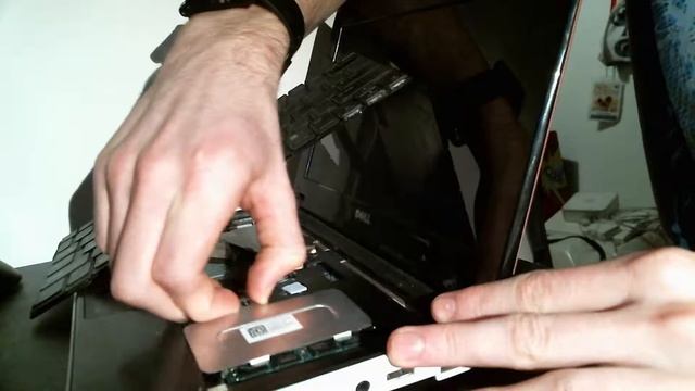Dell Inspiron Mini 1012 - A look inside. смотреть онлайн