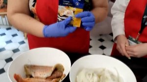 Красный окунь на луковой подложке