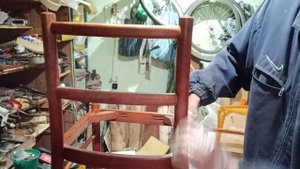 Как восстановить лаковое покрытие стульев быстро и дёшево.