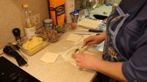 Лодочки из слоеного теста с начинкой.