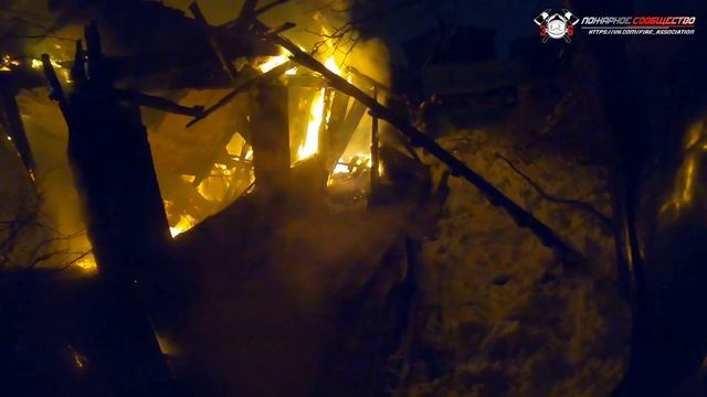 Пожар в частном доме/Горит веранда открытым пламенем смотреть онлайн