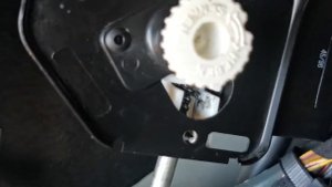 Снятие или установка моторчика люка