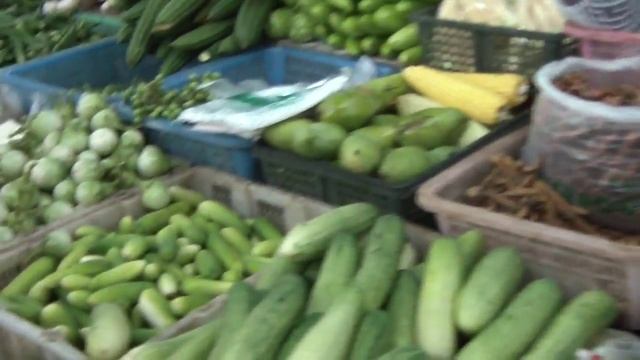 На тайском базаре. В продаже - разное, даже очень неожиданное. смотреть онлайн