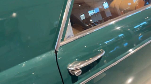 Peugeot 404 veteran car, Exploring from the Outside - 4K смотреть онлайн