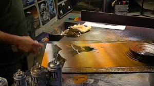 Художник рисует баллончиками в Lloret de Mare