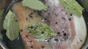 Свиные щечки с чесноком и специями